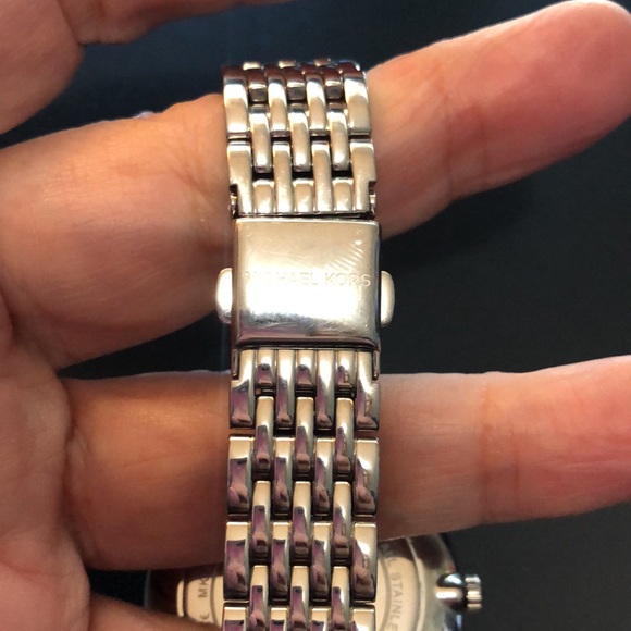 MICHAEL KORS SILVERTONE WOMENS WATCH - Picture 2 of 4